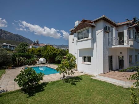 3 bedroom villa for sale in Kyrenia, Alsancak / Swimming pool