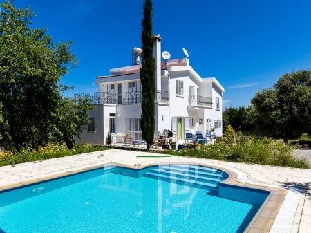 5+1 villa for sale in Kyrenia, Bellapais