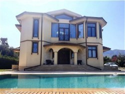 Girne Karakum bölgesinde satılık 4+1 lüks villa